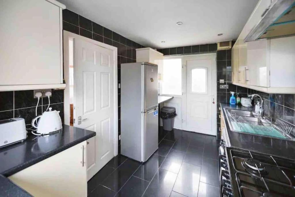 Entire 3 Bedroom House Near City Centre + Free Parking 曼彻斯特 外观 照片