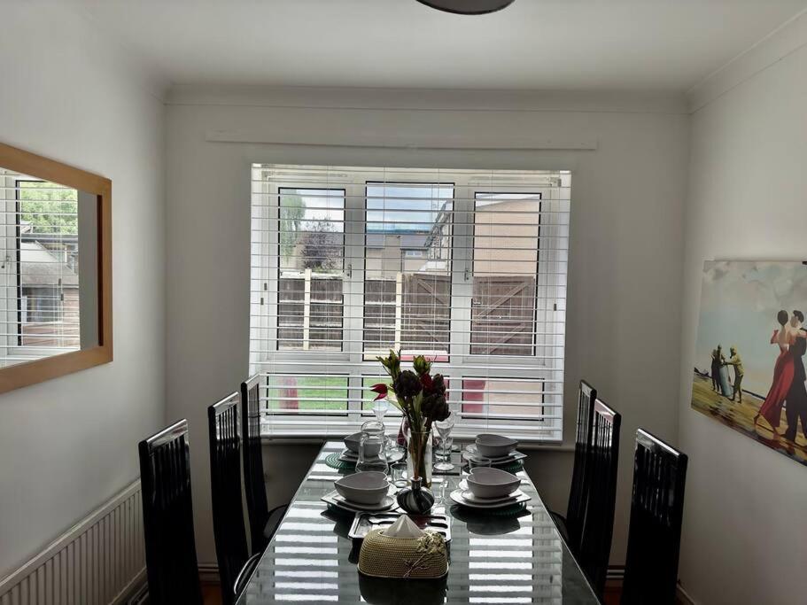 Entire 3 Bedroom House Near City Centre + Free Parking 曼彻斯特 外观 照片
